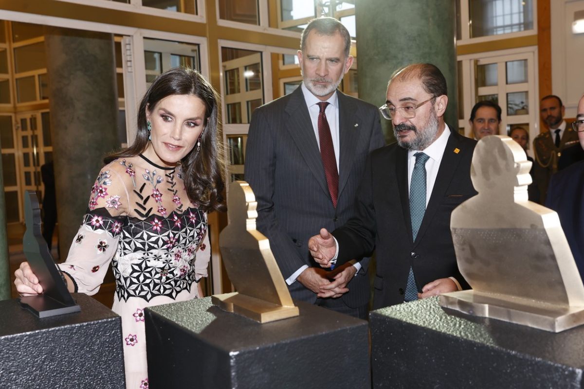 La Reina Letizia con vestido rosa de temperley London