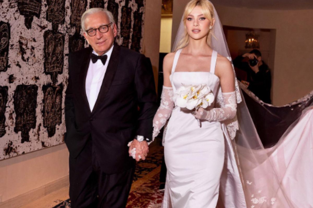 Nicola Peltz en su boda con su padre