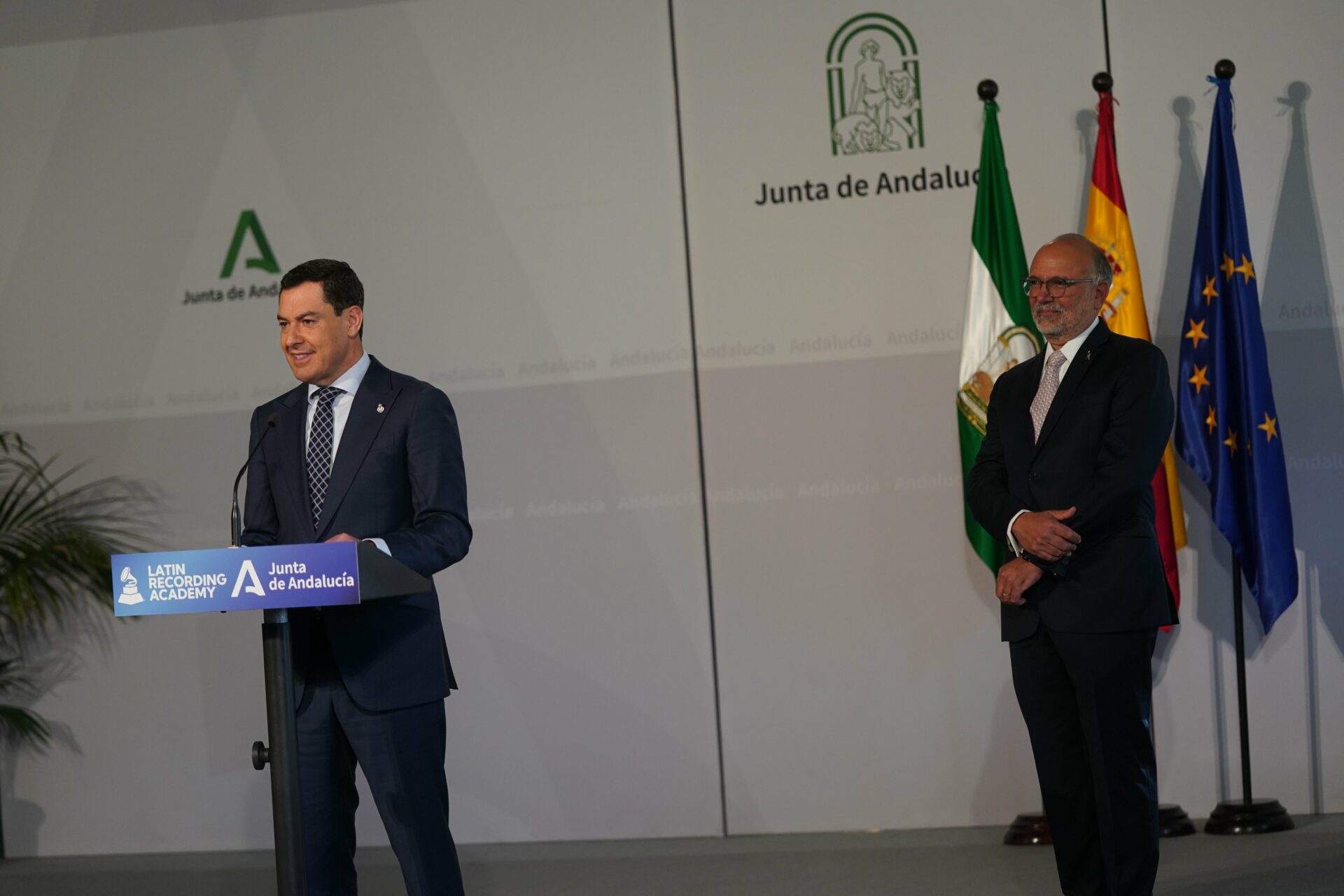 Grammy Latinos 2023 Juanma Moreno PP Manuel Abud 2