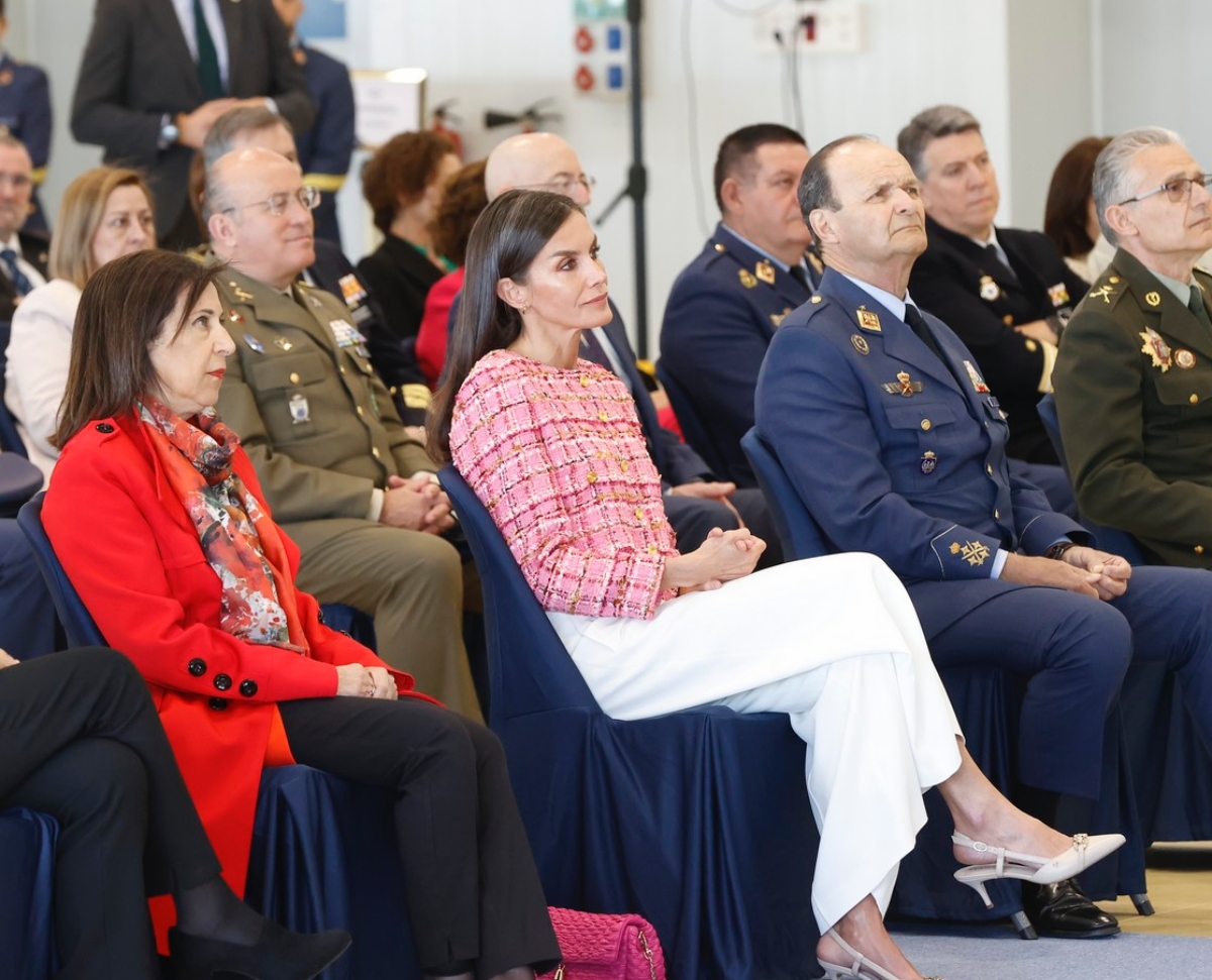 Además de la chaqueta, Letizia también estrenó unos zapatos destalonados de Martinelli / Casa Real