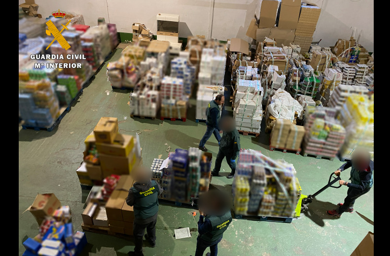 Los alimentos apilados en una nave de Calatayud