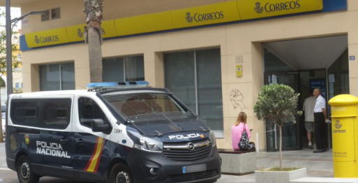 Oficinas de Correos custodiadas por la policía en Melilla