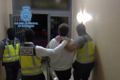 La Policía Nacional llevándose al detenido