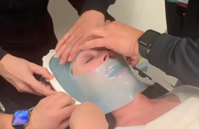 Shannen Doherty preparandose para la radiación