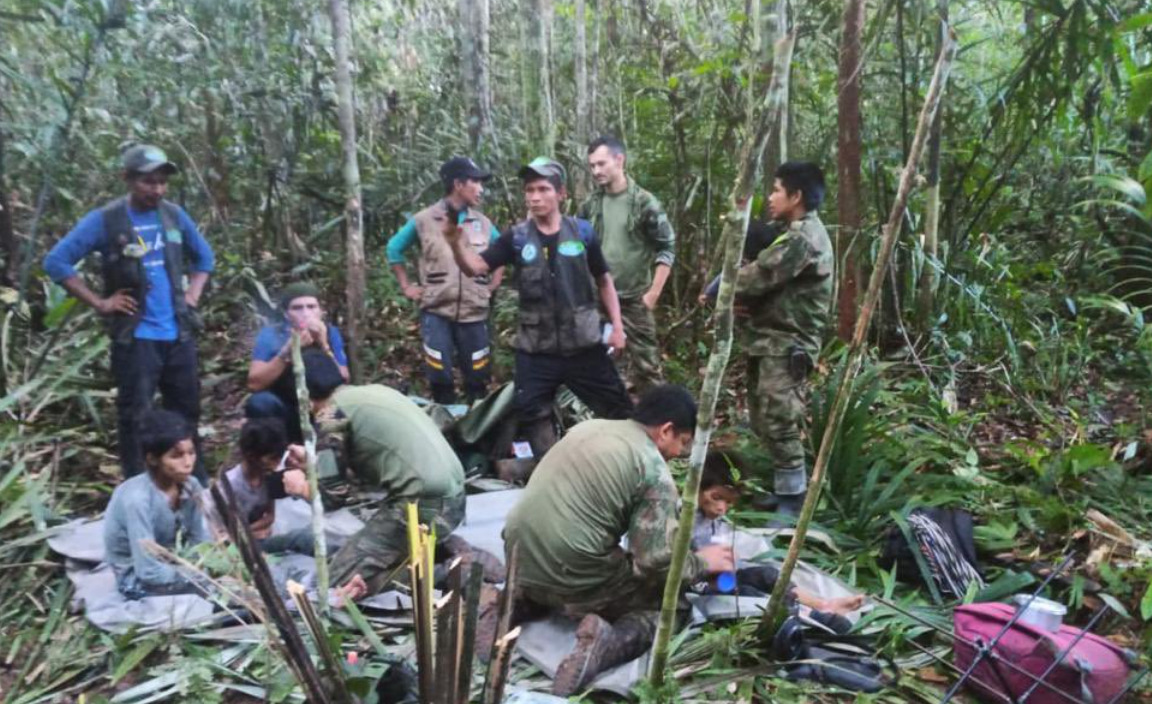 Primeros momentos del rescate de los niños en la selva de Colombia