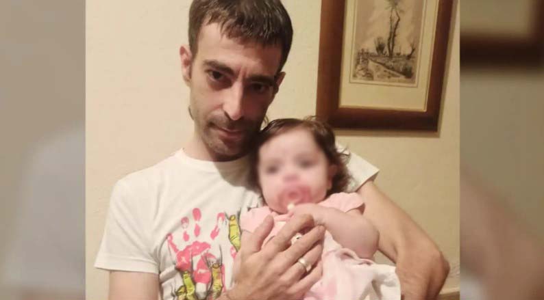 Juanmi, que denuncio la desaparición, junto a su bebé 