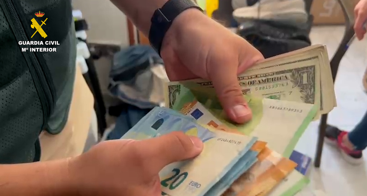 Además de móviles también encontraron dinero y otros objetos de valor