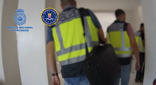 Agentes de Policía Nacional de Barcelona entran y registran el chalet