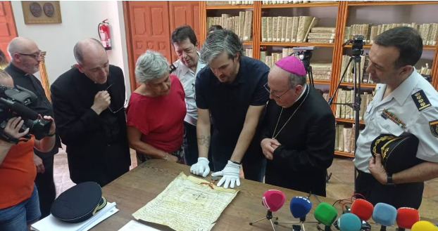 Momento de entrega del manuscrito al Obispado de Cuenca