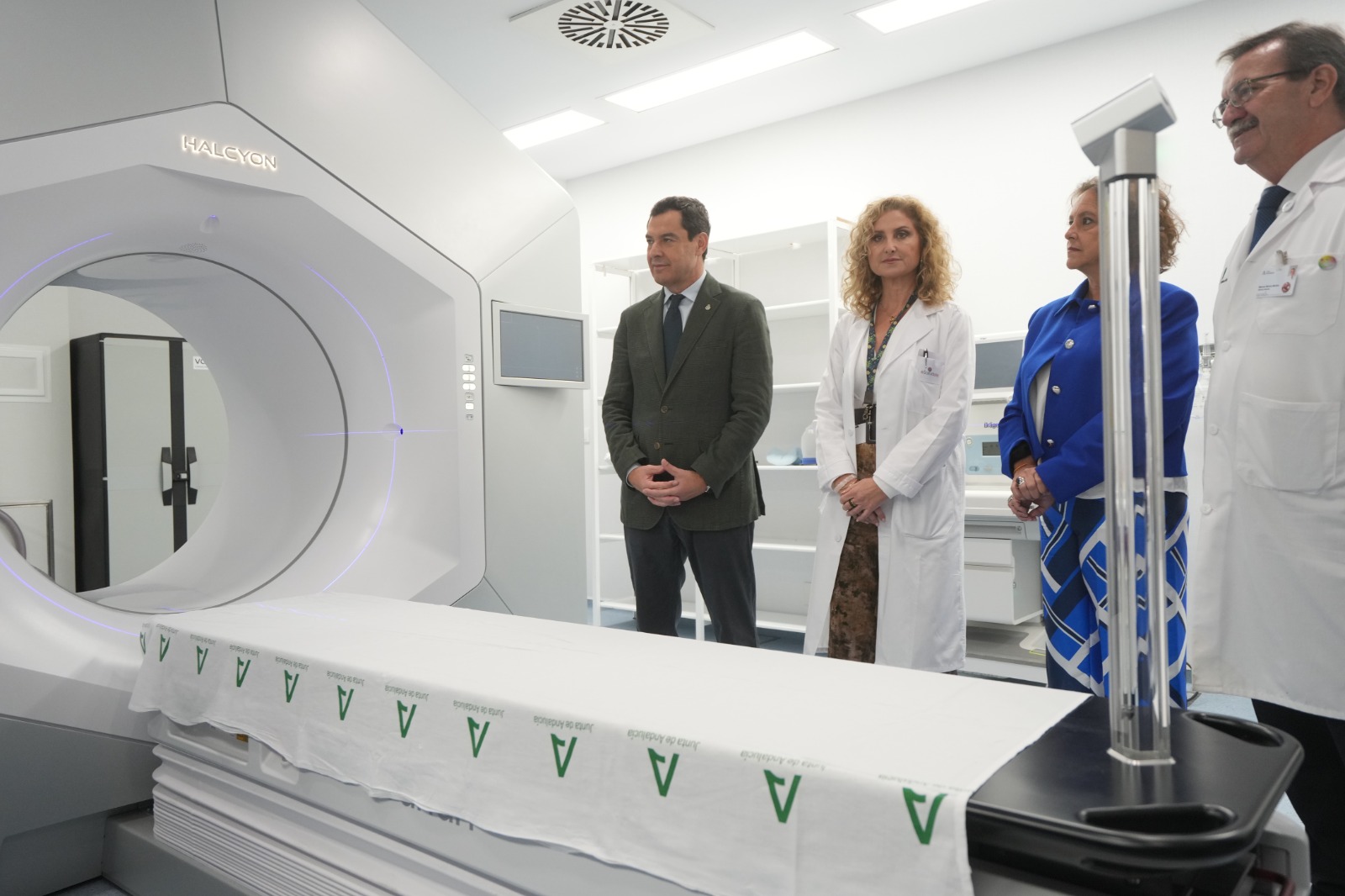 Juanma Moreno PP Sevilla Virgen del Rocío cáncer Radioterapia