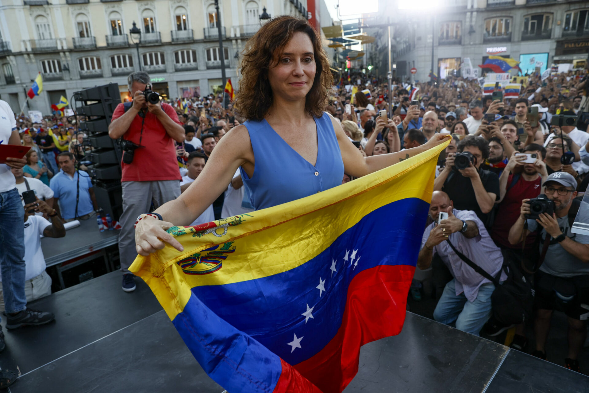 Fotografía de Isabel Díaz Ayuso con una bandera de Venezuela en la concentración en Madrid contra el fraude electoral del 28 de julio