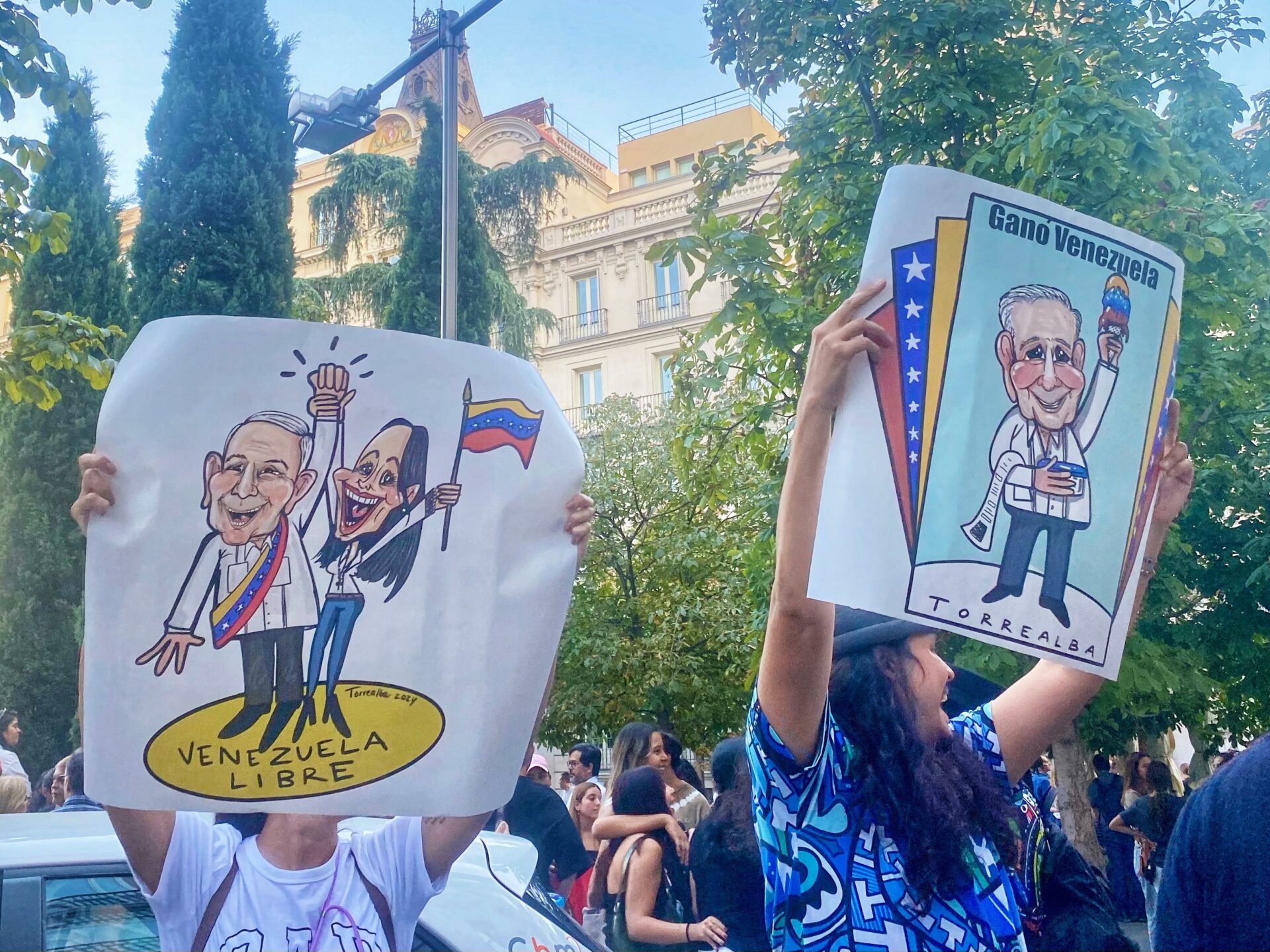 Carteles de apoyo a Edmundo González durante la manifestación de venezolanos frente al Congreso de los Diputados