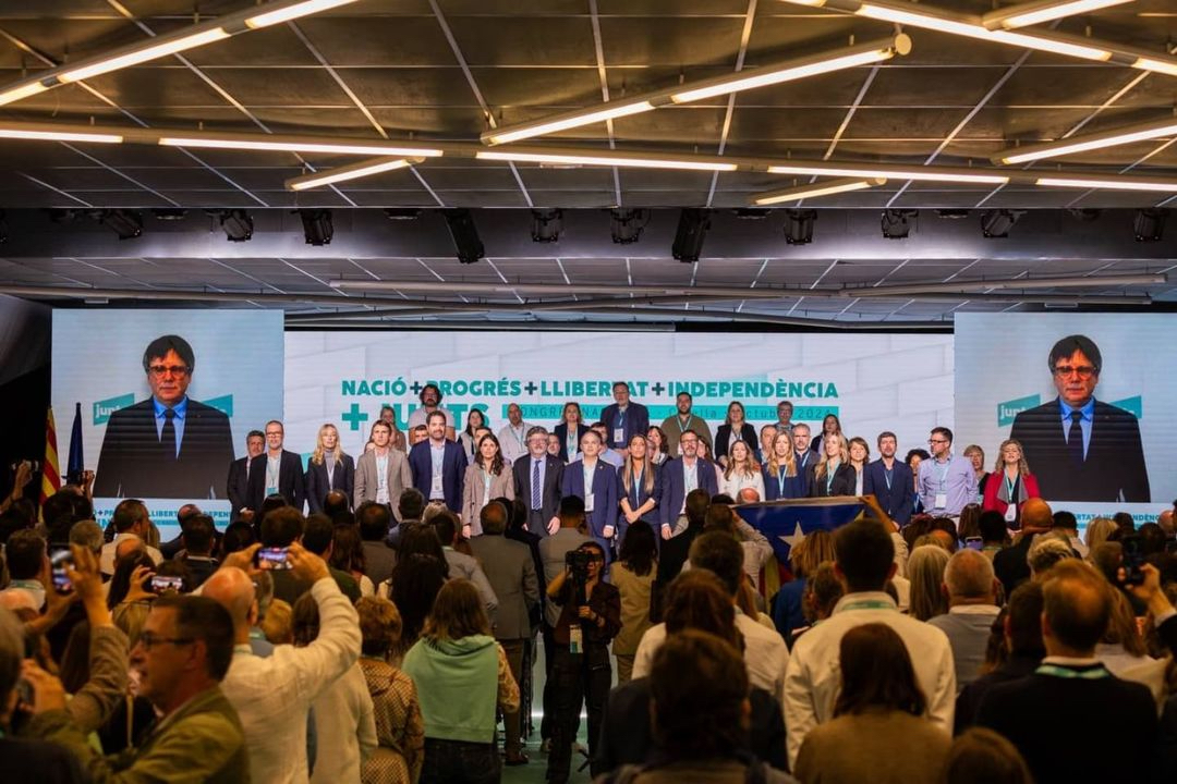 Puigdemont y otros líderes en el Congreso de Junts per Catalunya