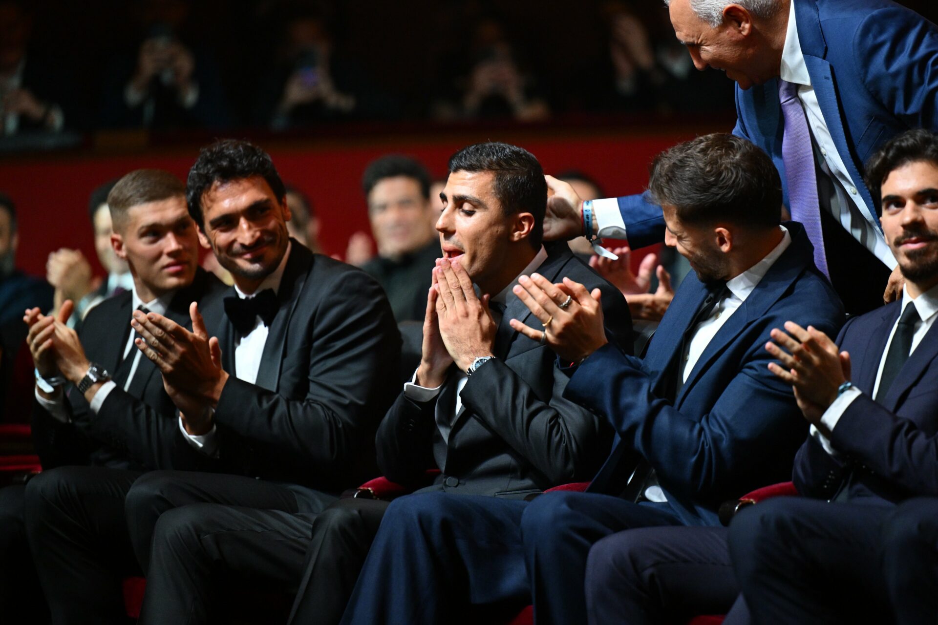 Rodrigo Hernández al recoger el Balón de Oro