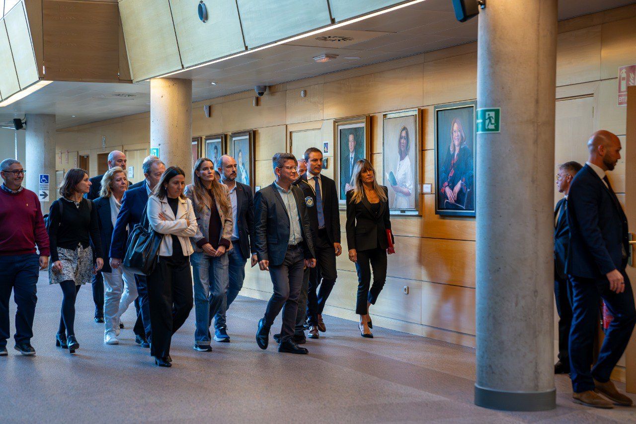 Begoña Gómez llegando a la Asamblea de Madrid donde fue recibida por el secretario general del PSOE-M, Juan Lobato