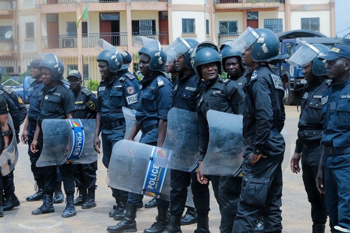 Policías de Camerún durante uno de los ejercicios prácticos del curso. (Foto: S.A.).