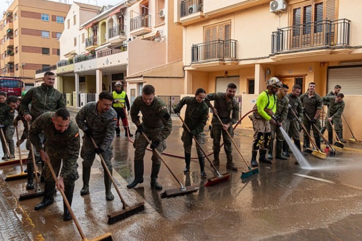 Militares del Ejército de Tierra y de la UME desplegados en las zonas afectadas por la DANA. (Foto: UME).