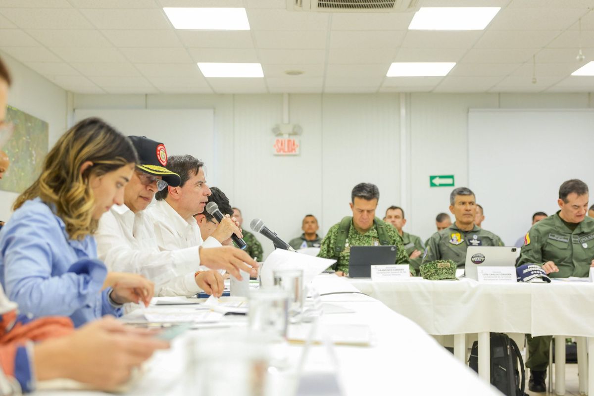 El presidente de Colombia reunido con la cúpula militar para coordinar la operación que se está llevando a cabo en Catatumbo. (Foto: Fuerzas Militares de Colombia).