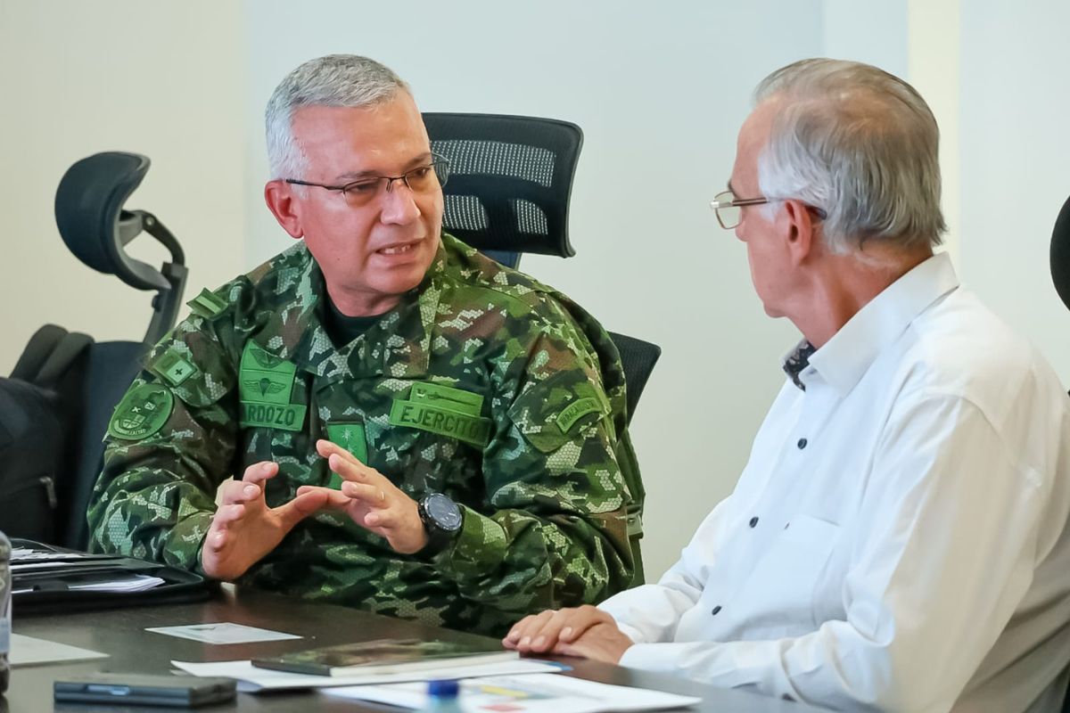 El general Luis Emilio Cardozo con el ministro de Defensa del país. (Foto: L.E.C.).