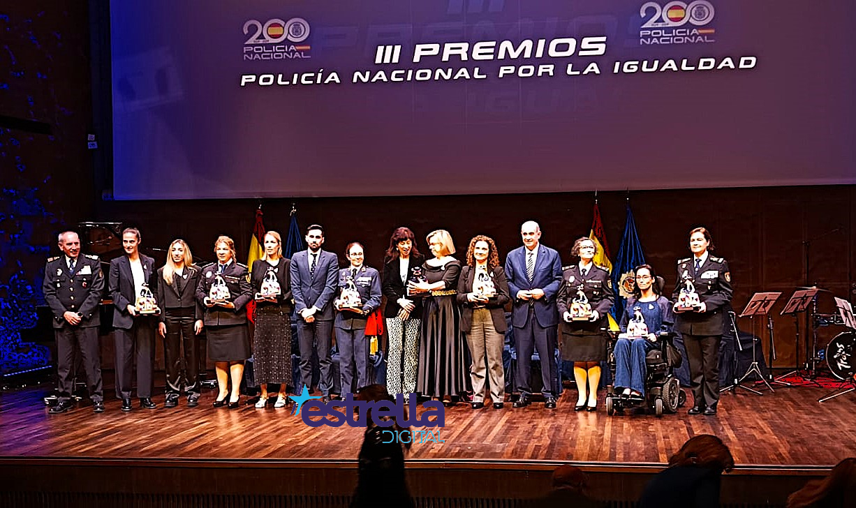 Las premiadas con la ministra de Igualdad, el secretario de Estado de Seguridad y el director general de la Policía Nacional.