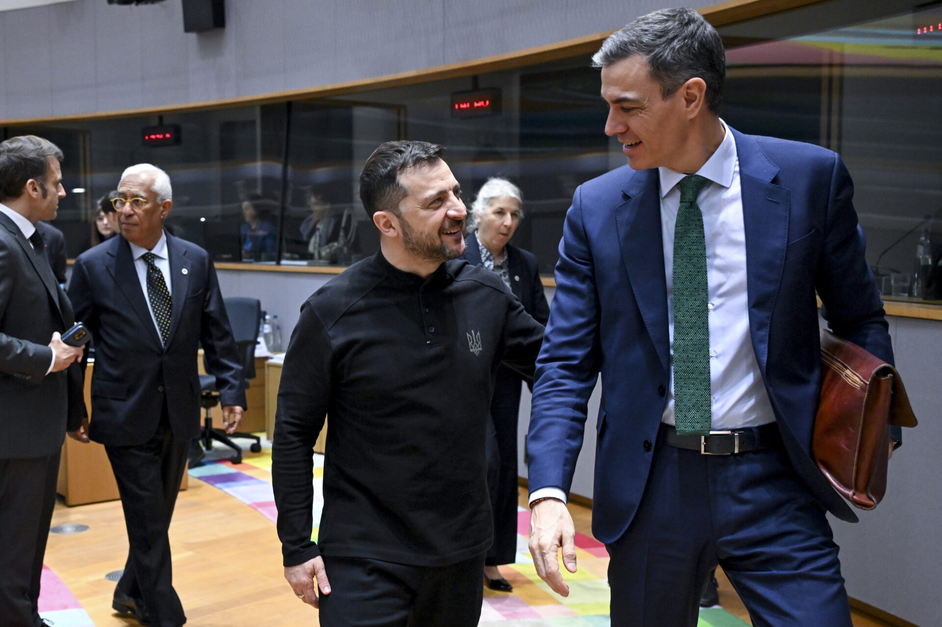 Sánchez y Zelenski durante la cumbre extraordinaria del Consejo Europeo en Bruselas