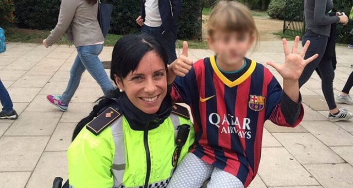 Rosa Peral, quien ha demandado a Netflix, con una de sus hijas