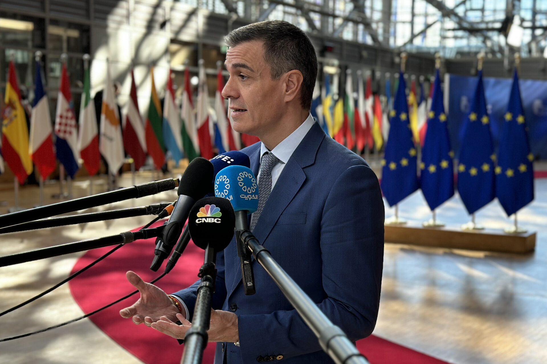 El presidente del Gobierno, Pedro Sánchez, ofreciendo declaraciones a los medios durante su llegada a la última cumbre del Consejo Europeo