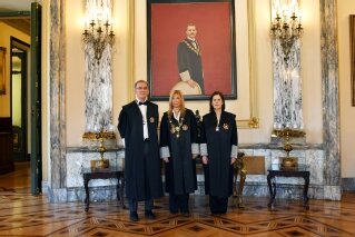 Los nuevos presidentes de la Sala Primera, Ignacio Sancho Gargallo, y de la Sala Cuarta, Concepción Rosario Ureste García, con la presidenta del Tribunal Supremo y CGPJ, Isabel Perelló. (Foto: Poder Judicial).