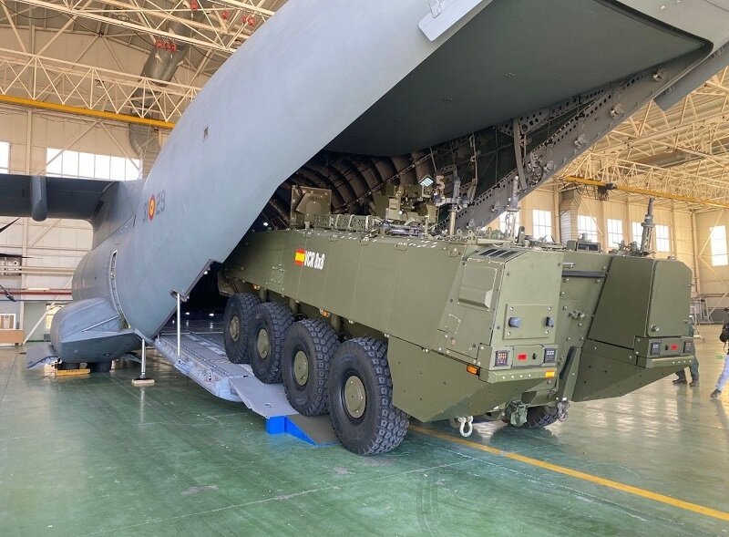 El Vehículo de Combate de Zapadores (VCZ) 8x8 'Dragón' subiendo por la rampa del A400M. (Foto: Ejército del Aire).