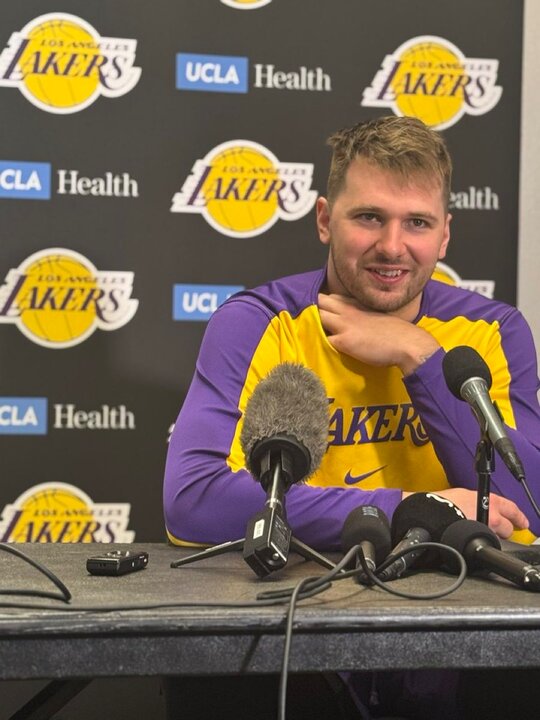 Luka en la rueda de prensa agradeció el homenaje. Fuente: Mundo Lakers/ X