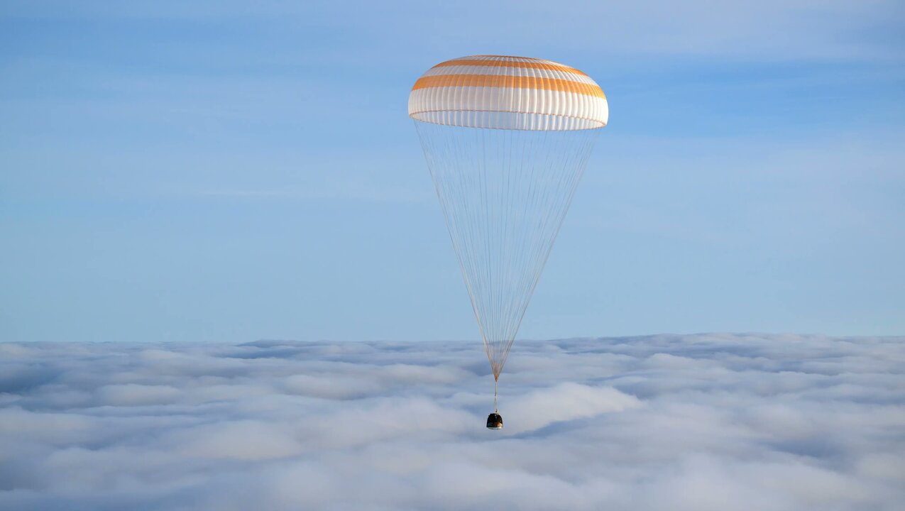 Se observa la nave espacial Soyuz MS-26 al aterrizar en una zona remota cerca de la ciudad de Zhezkazgan, Kazajistán, con el astronauta de la NASA, Don Pettit, de la Expedición 72, y los cosmonautas de Roscosmos, Alexey Ovchinin e Ivan Vagner, a bordo, el 19 de abril de 2025 (20 de abril de 2025, hora de Kazajistán). El trío regresa a la Tierra tras 220 días en el espacio como miembros de las Expediciones 71 y 72 a bordo de la Estación Espacial Internacional.
NASA/Bill Ingalls