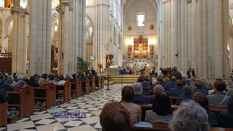 A la misa de la Almudena han asistido centenares de fieles