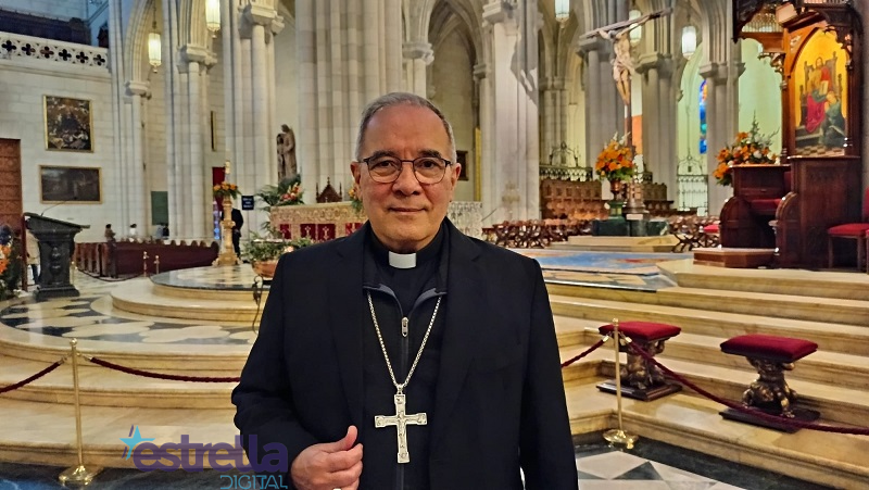 Monseñor Luis Tineo en la Catedral de la Almudena