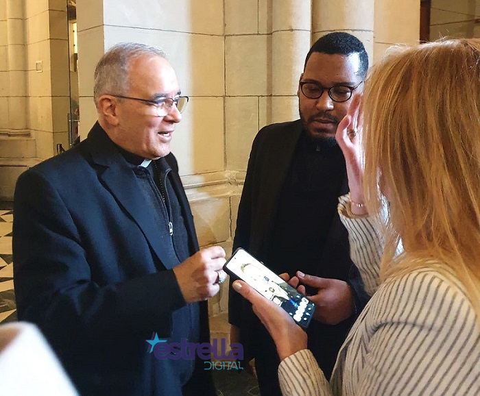 Monseñor Juan Tineo con el sacerdote Juan Carlos Castro en los instantes previos a la entrevista