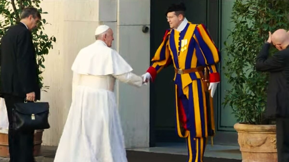 Un miembro de la Guardia Suiza con el papa Francisco en una imagen de archivo