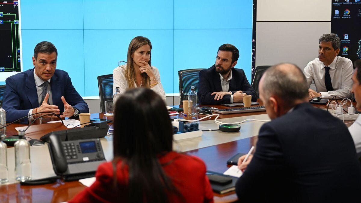 Sánchez anuncia la liberación de reservas estratégicas de petróleo y que exigirá responsabilidades a las energéticas por el apagón
