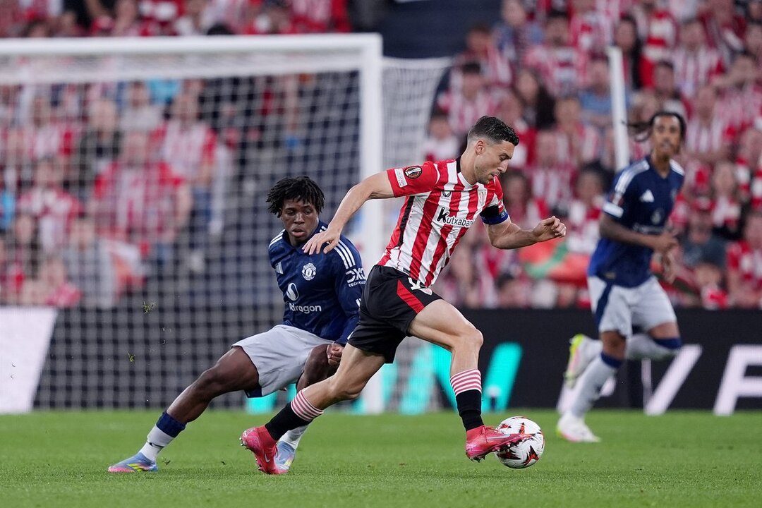 De Marcos fue el elegido para irse sustituido por la roja. Fuente: Athletic Club/ X