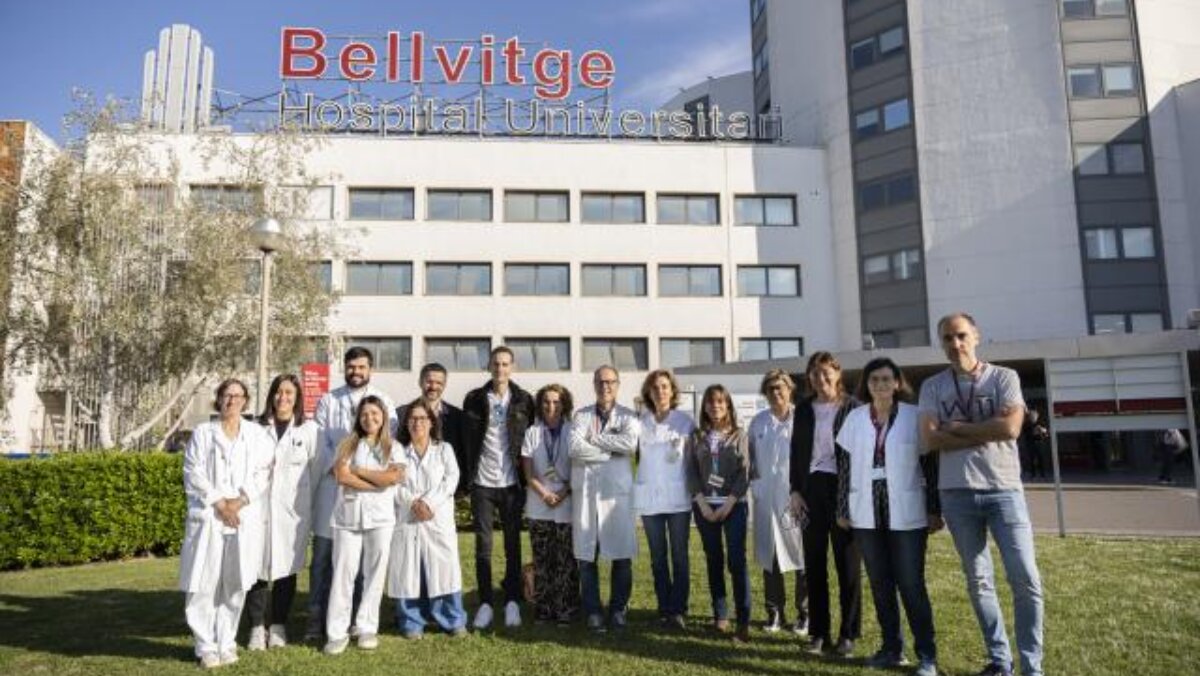 Membres de l'equip quirúrgic amb el pacient intervingut
