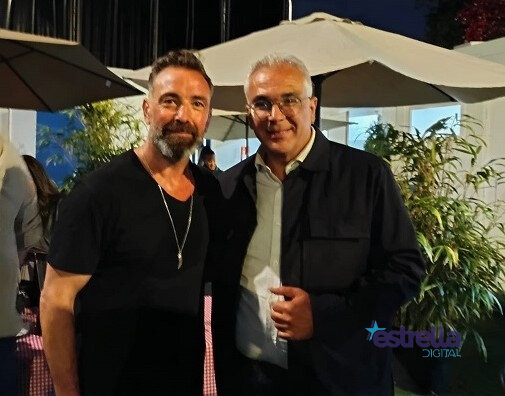 Carlos Izquierdo con Jordi Sánchez cantante de OBK