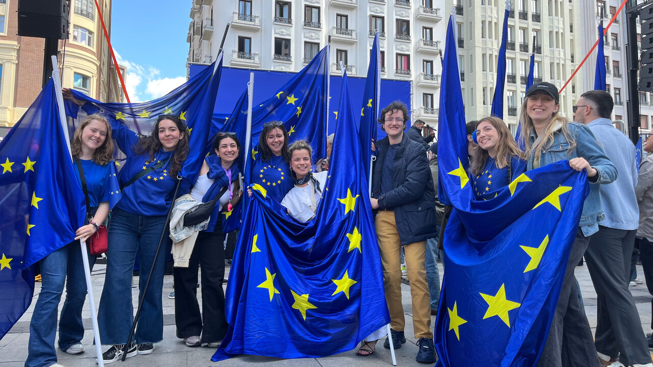 Miembros de la asociación Equipo Europa, durante la concentración. Imagen: ESTRELLA DIGITAL
