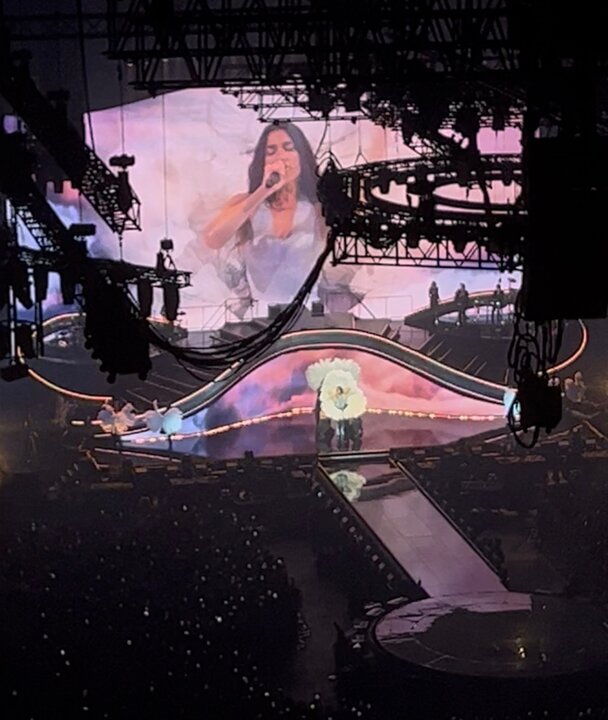 Dua Lipa interpreta "End of an era". Imagen: ESTRELLA DIGITAL