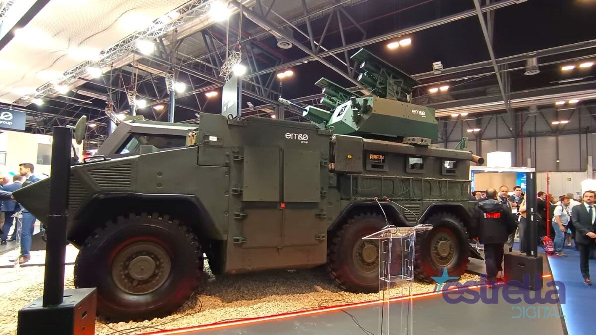 Vehículo 6x6 FEROX presentado por Escribano en Feindef 2025