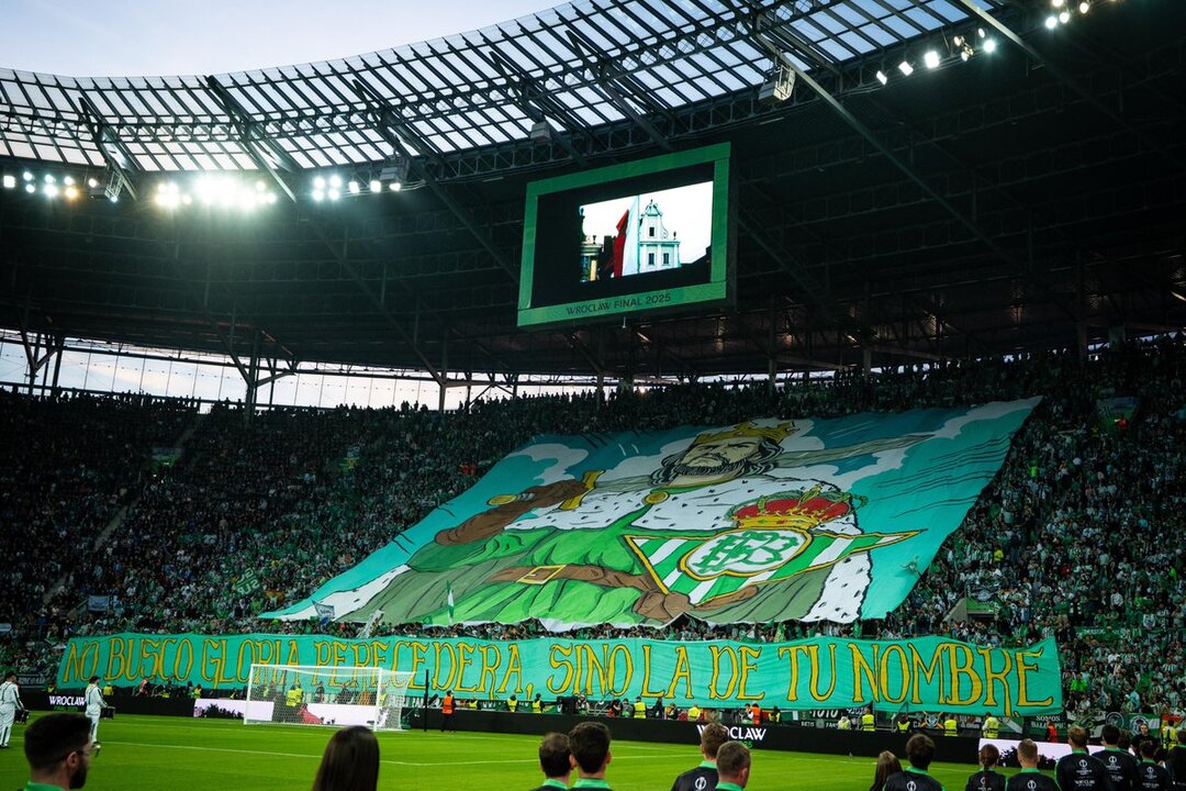 Una marea bética les acompañaba en Polonia. Fuente: Real Betis Balompié