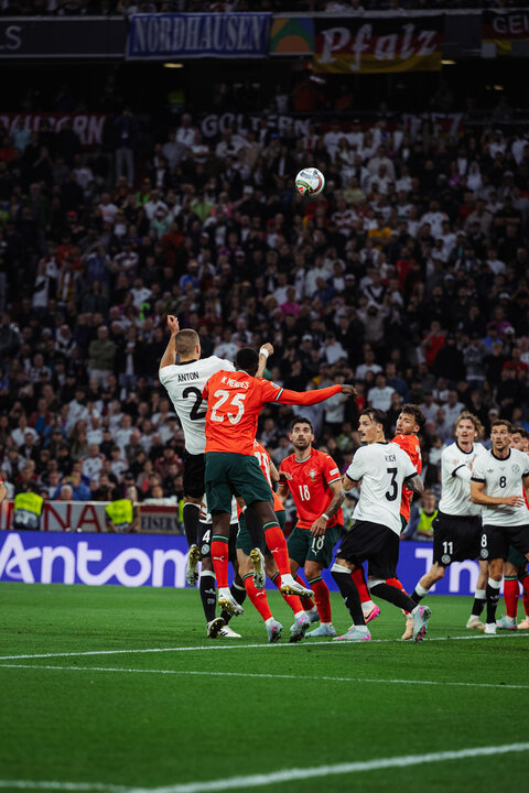 Anton (izqda.) y Nuno Mendes (dcha.) pugnan por un balón aéreo en la semifinal de la Nations League. Imagen: X @ DFB_Team