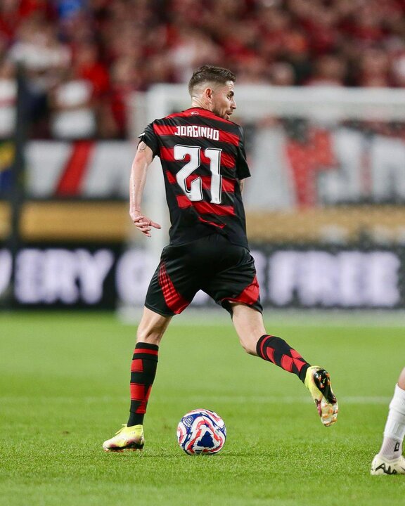 Jorginho debutaba anoche con el equipo brasileño. Fuente: Flamengo/ X
