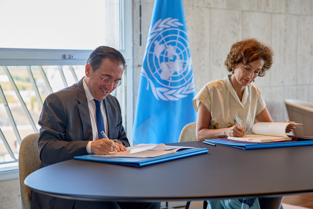 José Manuel Albares y la directora general de la UNESCO, Audrey Azoulay firman el acuerdo que sienta las bases para que Barcelona acoja el evento. Imagen: Ministerio de Asuntos Exteriores, Unión Europea y Cooperación