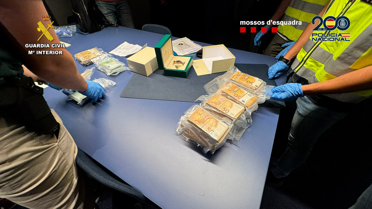 También se ha incautado una importante suma de dinero y relojes de lujo. Imagen: Guardia Civil