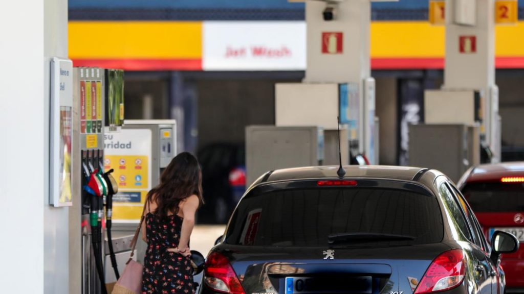 Personas Ponen Gasolina En Sus Coches En Una Gasolinera De Madrid