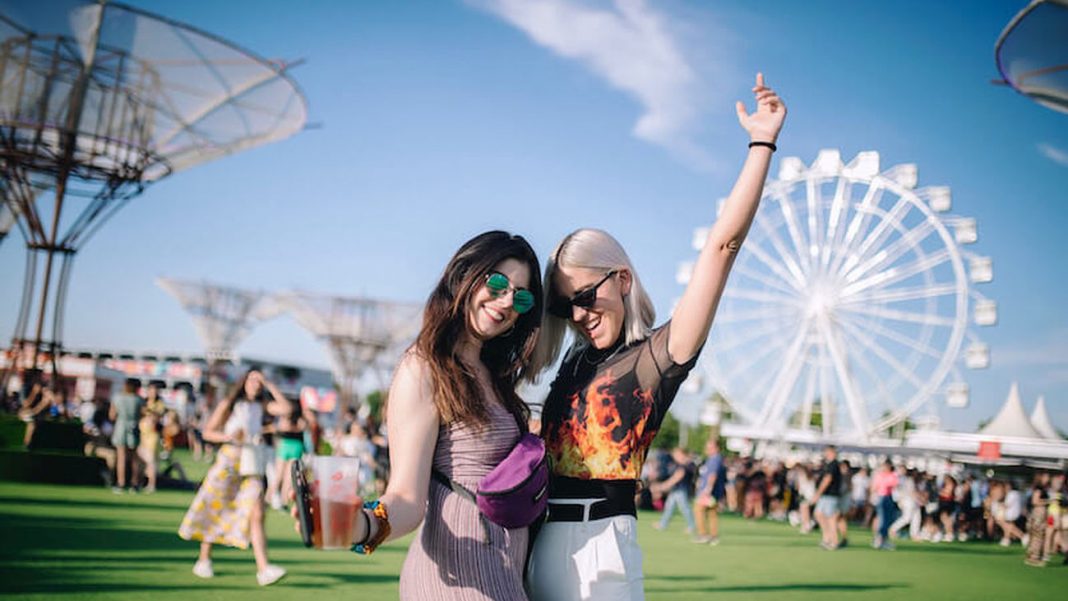 Dos chicas asisten al festival de música Mad Cool, en Madrid.