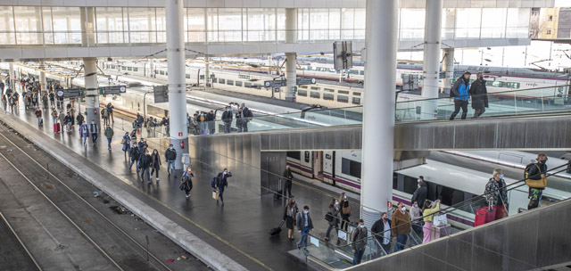 Imagen De Renfe Abrirá El Lunes La Reserva De Los Nuevos Abonos De Transporte Subvencionados 1 2 Viajeros Escaleras Estacion